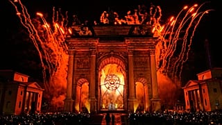 L'ex sciatrice italiana Deborah Compagnoni e l'ex sciatore italiano Alberto Tomba accendono il braciere all'Arco della Pace durante la cerimonia di apertura olimpica 