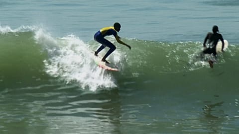 Κορίτσια από το πρόγραμμα Dakar Surf Academy κατά τη διάρκεια μαθήματος σέρφινγκ