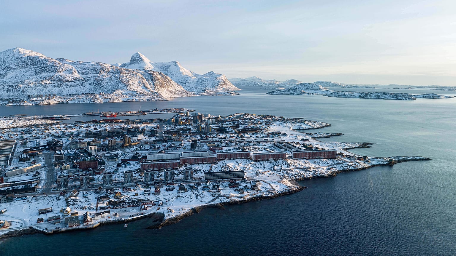 Des maisons sont visibles près de la côte de Nuuk, au Groenland, le dimanche 25 janvier 2026.