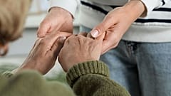 Alzheimer kann Familien und Angehörige schwer belasten.