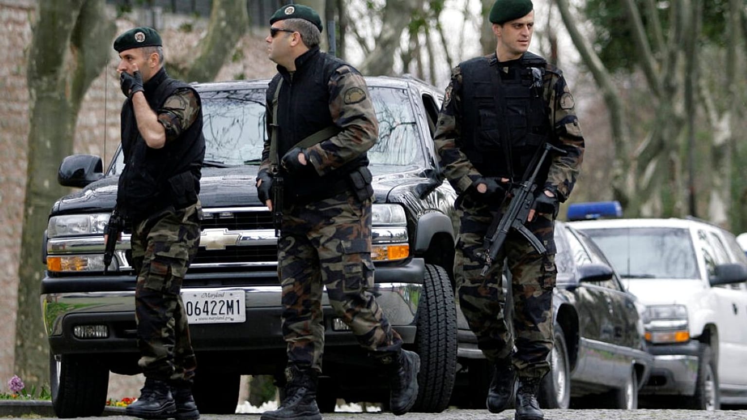  ضباط شرطة أتراك من الوحدة الخاصة حراساً أثناء زيارة نائب الرئيس الأمريكي ديك تشيني لقصر توبكابي الذي يعود للعصر العثماني في إسطنبول، تركيا، يوم الثلاثاء 25 مارس/آذار 2008. 