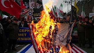 أشخاص يحرقون العلم الأمريكي والإسرائيلي خارج الولايات المتحدة القنصلية في إسطنبول، الأحد 1 فبراير 2026، خلال احتجاج لدعم الحكومة الإيرانية.