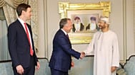 في هذه الصورة التي نشرتها وزارة الخارجية العمانية، يظهر ستيف ويتكوف، المبعوث الخاص للبيت الأبيض، في الوسط، وهو يصافح وزير الخارجية العماني السيد بدر البوسعيدي، بينما ينظر جاري