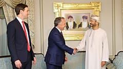 في هذه الصورة التي نشرتها وزارة الخارجية العمانية، يظهر ستيف ويتكوف، المبعوث الخاص للبيت الأبيض، في الوسط، وهو يصافح وزير الخارجية العماني السيد بدر البوسعيدي، بينما ينظر جاري
