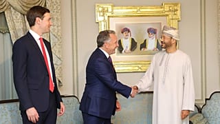 في هذه الصورة التي نشرتها وزارة الخارجية العمانية، يظهر ستيف ويتكوف، المبعوث الخاص للبيت الأبيض، في الوسط، وهو يصافح وزير الخارجية العماني السيد بدر البوسعيدي، بينما ينظر جاري