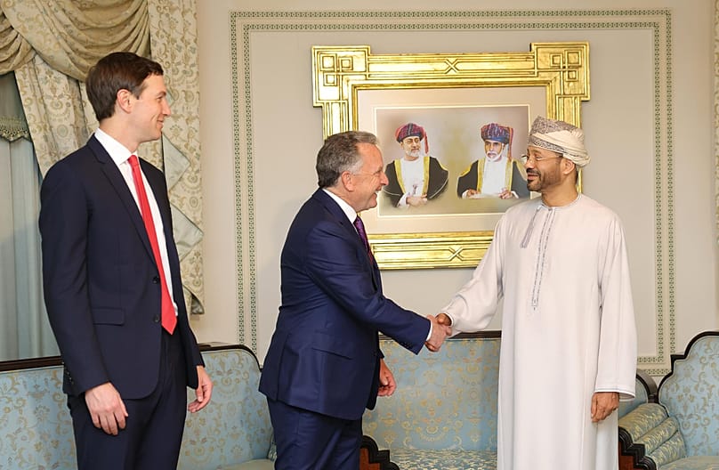 Steve Witkoff, envoyé spécial de la Maison Blanche, au centre, serre la main du ministre des Affaires étrangères d'Oman, Sayyid Badr Albusaidi. 