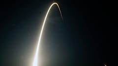 Auf der Langzeitaufnahme startet eine Falcon-9-Rakete von SpaceX. An Bord: die fünfundzwanzigste Tranche von rund sechzig Starlink-Satelliten.
