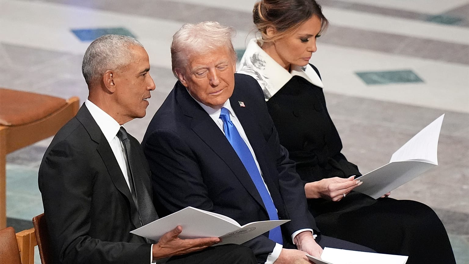 الرئيس السابق باراك أوباما والرئيس دونالد ترامب وزوجته في جنازة الرسمية للرئيس السابق جيمي كارتر في كاتدرائية واشنطن الوطنية في واشنطن, يناير. 9, 2025.