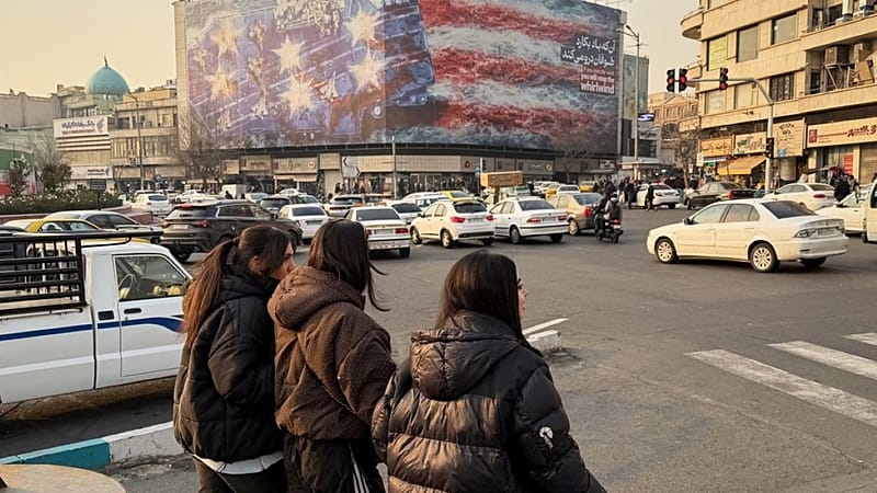 إيران بين الانهيار الوشيك و"لعبة البوكر": كيف يقرأ مسؤول أمريكي سابق سلوك طهران؟ 