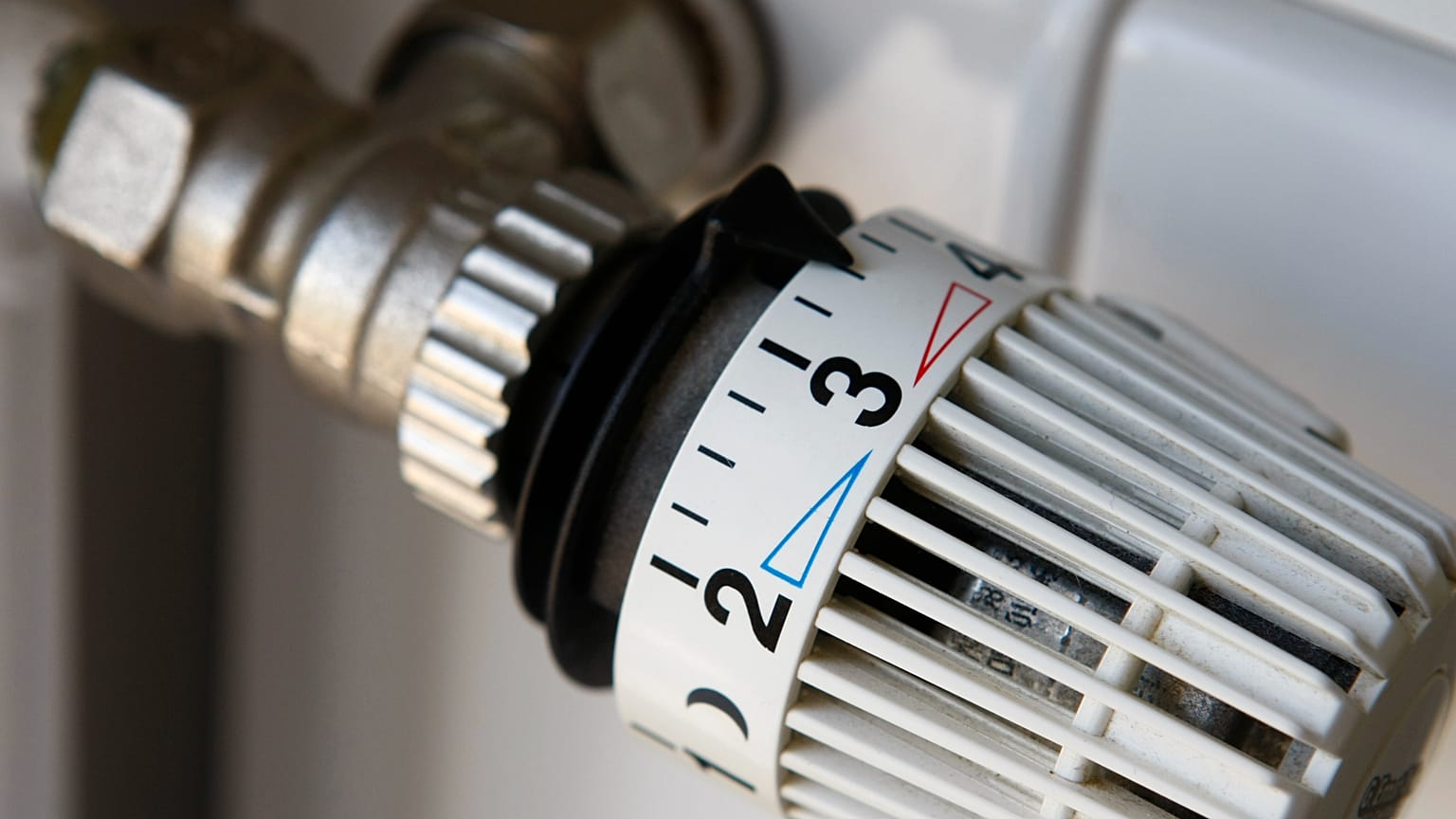 Egy radiátoron lévő termosztátfej, 2008. június 9-én fotózva egy bremer háztartásban. A karlsruhei Szövetségi Bíróság (BGH) Baden-Württembergben szerdán tárgyal.