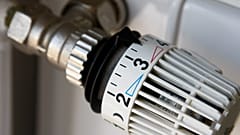Ein Thermostatventil an einer Heizung, aufgenommen am neunten Juni zweitausendacht in einem Haushalt in Bremen. Der Bundesgerichtshof in Karlsruhe verhandelt am Mittwoch.