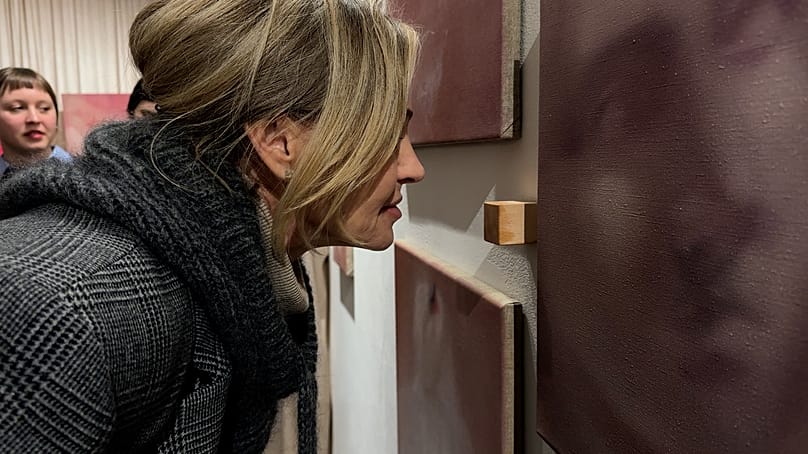 Podczas wernisażu, odwiedzający chętnie zapoznawali się z zapachem przygotowanym specjalnie z tej okazji.