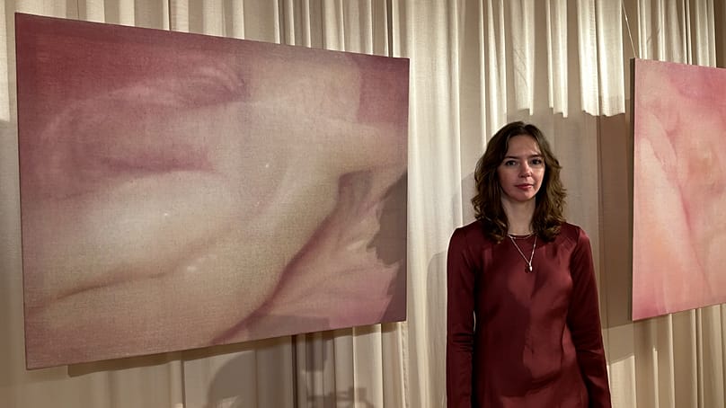 "Pozwoliłam sobie odpocząć, a sny moje pochłoną aksamit" to praca, która rozpoczęła cykl myślenia o odpoczynku i która jest kluczowa, jeśli chodzi o koncept wystawy.