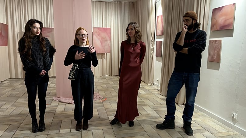 Wernisaż wystawy "Pasithea" Agnieszki Apoznańskiej w Galerii Lotnej w Warszawie. Od prawej: Tytus Klepacz, Agnieszka Apoznańska, Julia Barnasiewicz, Zuzanna Ziętek.