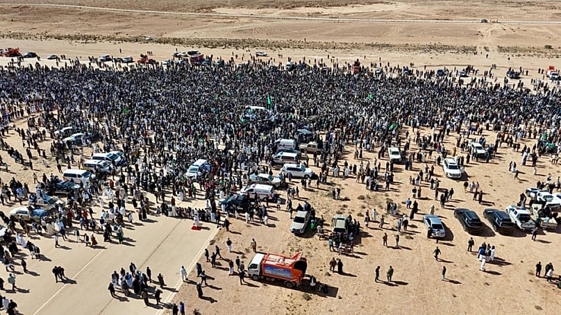  ليبيون يسيرون لحضور جنازة سيف الإسلام، نجل الزعيم الليبي الراحل معمر القذافي، في مدينة بني وليد، ليبيا، الجمعة 6 فبراير/شباط 2026. 