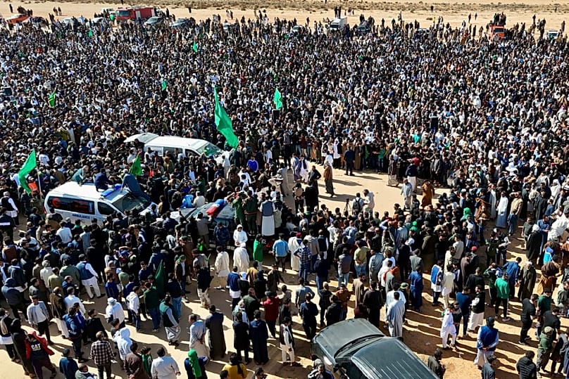  ليبيون يسيرون لحضور جنازة سيف الإسلام، نجل الزعيم الليبي الراحل معمر القذافي، في مدينة بني وليد، ليبيا، الجمعة 6 فبراير/شباط 2026. 