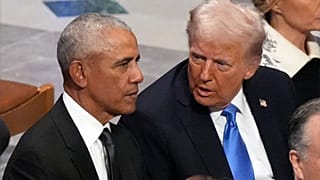 Korábbi felvétel: Barack Obama és Donald Trump Himmy Caster temetésén
