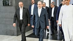  وزير الخارجية الإيراني عباس عراقجي، في الوسط، متوجهاً إلى مكان انعقاد المحادثات بين إيران والولايات المتحدة، في مسقط، عمان، يوم الجمعة 6 فبراير 2026. 