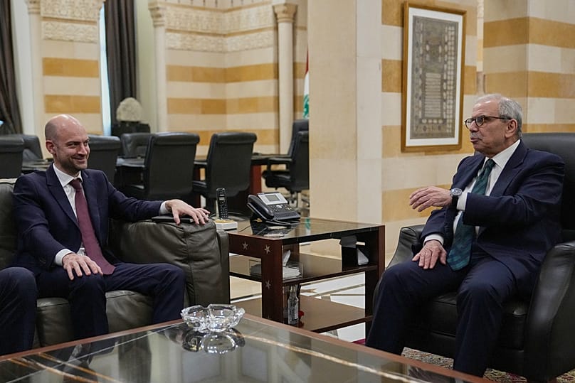 رئيس الوزراء اللبناني نواف سلام (يمين) يلتقي بوزير الخارجية الفرنسي جان نويل بارو في بيروت، لبنان، يوم الجمعة 6 فبراير/شباط 2026.