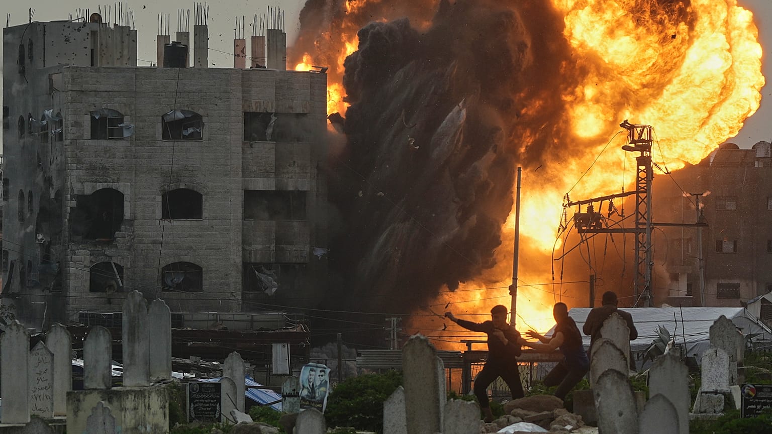 تصاعد الدخان وألسنة اللهب إثر ضربة عسكرية إسرائيلية استهدفت مبنى في حي الزيتون بمدينة غزة، الجمعة 6 فبراير/شباط 2026. (تصوير: جيهاد الشرفي — أسوشيتد برس)