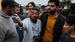 يواسي أشخاص رجلاً، في الوسط، ناعيًا على وفاة أحد أقاربه، بالقرب من موقع انفجار قنبلة في مسجد شيعي بإسلام آباد، باكستان، يوم الجمعة، 6 فبراير 2026. 