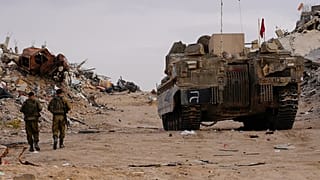 يقف جنود إسرائيليون قرب مدخل نفق حيث تقول القوات إن جثمان الجندي هدّار جولدين كان محتجزًا فيه في رفح بقطاع غزة