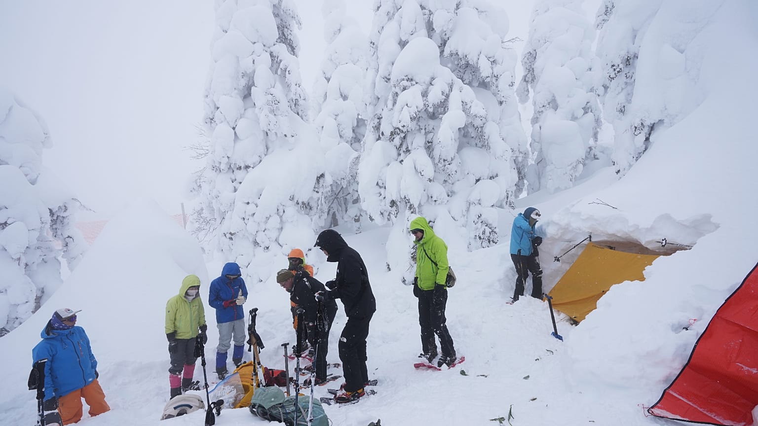 Bei einem Winter-Training im Bergsteigen legen Kletterer mit ihren Ausbildern in den Zao-Bergen nahe Yamagata im Norden Japans eine Pause zwischen vereisten Bäumen ein.