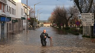 Agentes de policía evacuan a los clientes de un hotel en una lancha neumática tras el desbordamiento del río Sado en Alcácer do Sal, en Portugal, el 6 de febrero de 2026. 