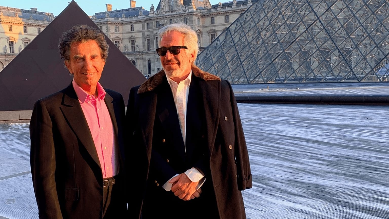 Jeffrey Epstein et l'ex-ministre français de la Culture Jack Lang au Louvre à Paris. (Photo non datée du ministère de la Justice des États-Unis via AP)