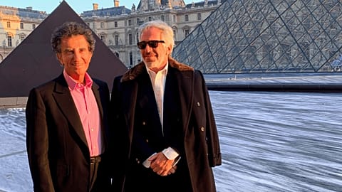 Jeffrey Epstein e l'ex ministro della Cultura francese Jack Lang al Louvre di Parigi (foto non datata del Dipartimento di Giustizia degli Stati Uniti via AP)