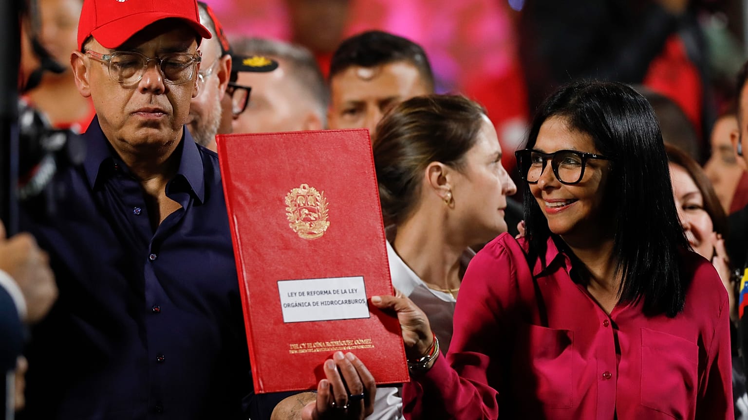 Il presidente dell'Assemblea Nazionale, Jorge Rodríguez, con sua sorella, la presidente ad interim del Venezuela, Delcy Rodríguez, durante un comizio al Palazzo Miraflores.