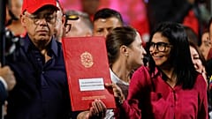 Der Präsident der Nationalversammlung, Jorge Rodríguez, mit seiner Schwester, der Interimspräsidentin von Venezuela, Delcy Rodríguez, während einer Kundgebung im Miraflores-Palast.