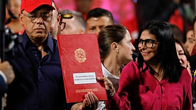 Ο πρόεδρος της Εθνοσυνέλευσης, Jorge Rodríguez, με την αδελφή του, την προσωρινή πρόεδρο της Βενεζουέλας, Delcy Rodríguez, κατά τη διάρκεια συγκέντρωσης στο παλάτι Miraflores.