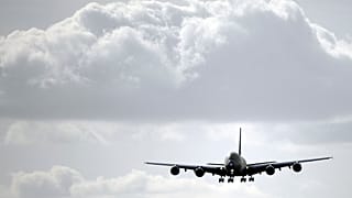 يصل أول طائرة إيرباص A380 تم تصنيعها لشركة الطيران الألمانية لوفتهانزا.