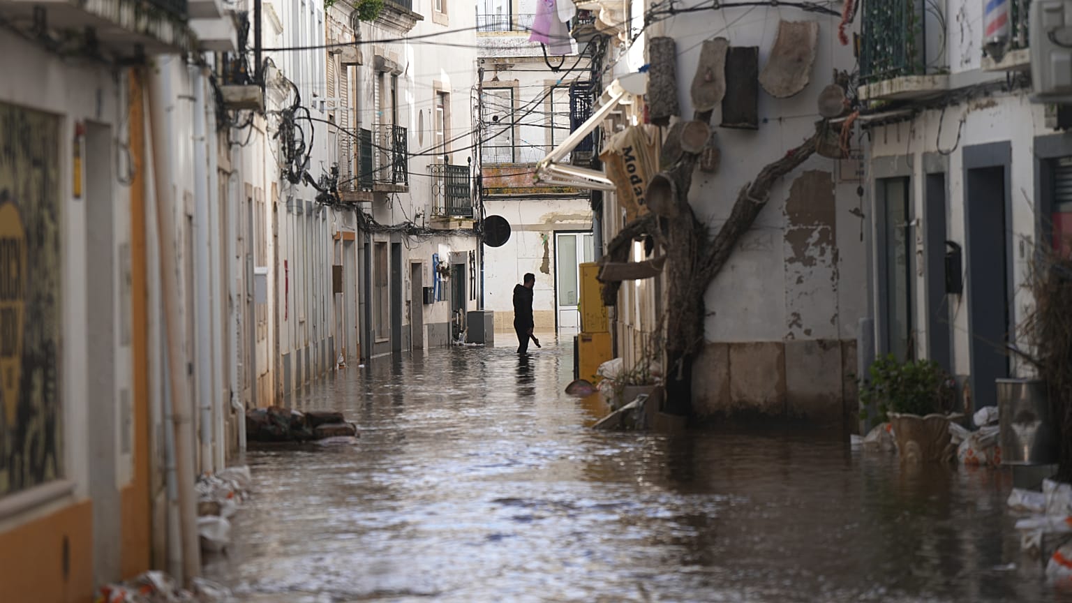 Chuva intensa a partir de amanhã faz com que riscos se mantenham elevados