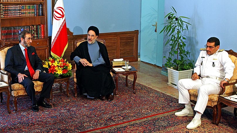 صورة أرشيفية لعلي شمخاني إلى جانب الرئيس الإيراني الأسبق محمد خاتمي، نيسان/أبريل 2005.