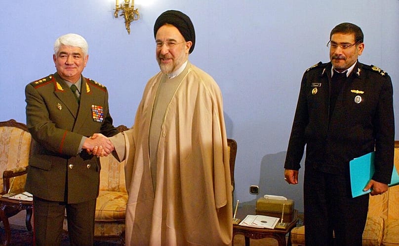 صورة أرشيفية لعلي شمخاني إلى جانب الرئيس الإيراني الأسبق محمد خاتمي، نيسان/أبريل 2005.