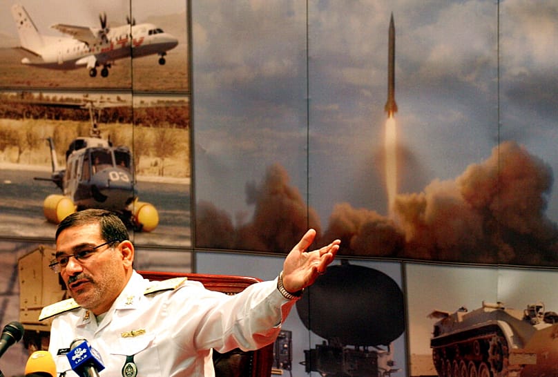 صورة أرشيفية، علي شمخاني يتحدث إلى وسائل الإعلام خلال مؤتمر صحفي في طهران، إيران، يوم الثلاثاء 9 أغسطس/آب 2005