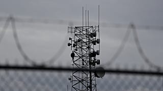 برج اتصالات على طول نهر ريو غراندي، يوم الاثنين 14 نوفمبر 2016، في براونزفيل، تكساس. (صور أسوشيتد برس / إريك غاي)