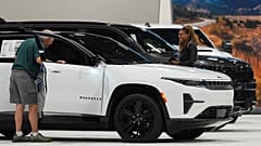 Käufer betrachten einen Jeep Wagoneer 2025 als elektrisches Nutzfahrzeug in der Stellantis-Ausstellung auf der Colorado Auto Show am Donnerstag, 17. April 2025, in Denver.