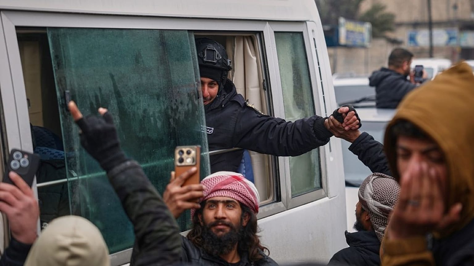 استُقبلت قوات الحكومة السورية لدى سيطرتها على بلدة الطبقة، يوم الأحد 18 يناير/كانون الثاني 2026.