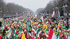 شارك متظاهرون في مظاهرة دعماً للاحتجاجات التي عمت البلاد في إيران ضد الحكومة، في برلين، ألمانيا، يوم السبت 7 فبراير 2026.