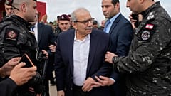  رئيس الوزراء اللبناني نواف سلام، يتفقد مناطق في جنوب لبنان، السبت 7 فبراير/شباط 2026. 