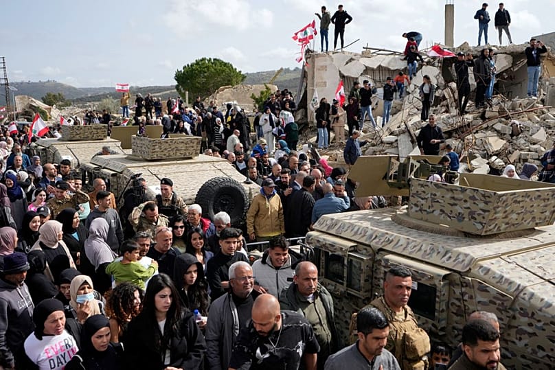 يتجمع الناس في قرية يارين، السبت 7 فبراير/شباط 2026، بينما يقوم رئيس الوزراء اللبناني نواف سلام بجولة في مناطق جنوب لبنان