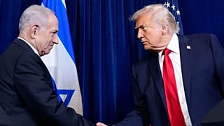 صافح الرئيس دونالد ترامب رئيس الوزراء الإسرائيلي بنيامين نتنياهو خلال مؤتمر صحفي في منتجع مارالاغو، يوم الاثنين 29 ديسمبر 2025،