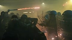 In Mailand stoßen Demonstrierende und Polizei beim Protest am siebten Februar gegen Olympia Mailand-Cortina zweitausendsechsundzwanzig zusammen.
