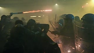 Διαδηλωτές συγκρούονται με την αστυνομία κατά τη διάρκεια διαμαρτυρίας κατά των Ολυμπιακών Αγώνων Μιλάνο-Κορτίνα 2026, στο Μιλάνο, Ιταλία, Σάββατο 7 Φεβρουαρίου 2026.