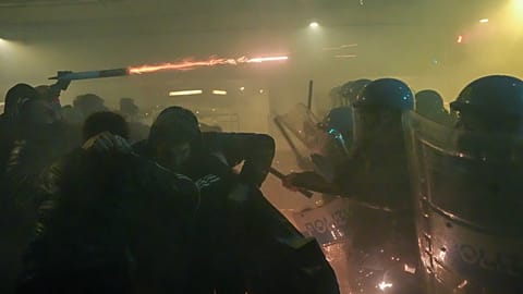 Διαδηλωτές συγκρούονται με την αστυνομία κατά τη διάρκεια διαμαρτυρίας κατά των Ολυμπιακών Αγώνων Μιλάνο-Κορτίνα 2026, στο Μιλάνο, Ιταλία, Σάββατο 7 Φεβρουαρίου 2026.