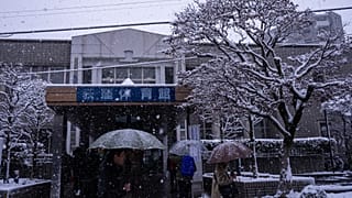 يسير المارة قرب مركز اقتراع خلال انتخابات مجلس النواب في طوكيو، الأحد 8 فبراير/شباط 2026.