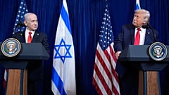 US-Präsident Donald Trump spricht zu Israels Premierminister Benjamin Netanjahu während einer Pressekonferenz in Mar-a-Lago, Montag, 29. Dezember 2025, in Palm Beach, Florida.